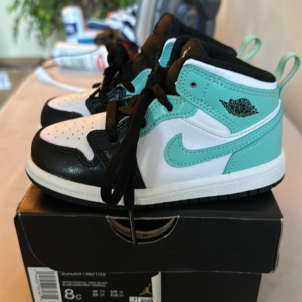 Jordan 1 Mid - Picture 3 of 5